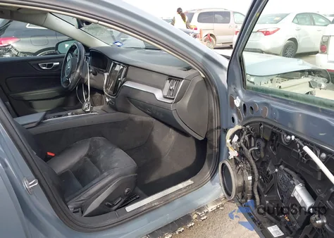 2024 Volvo S60 B5 Core Dark Theme z USA, uszkodzony, nr VIN 7JRL12TK6RG319878